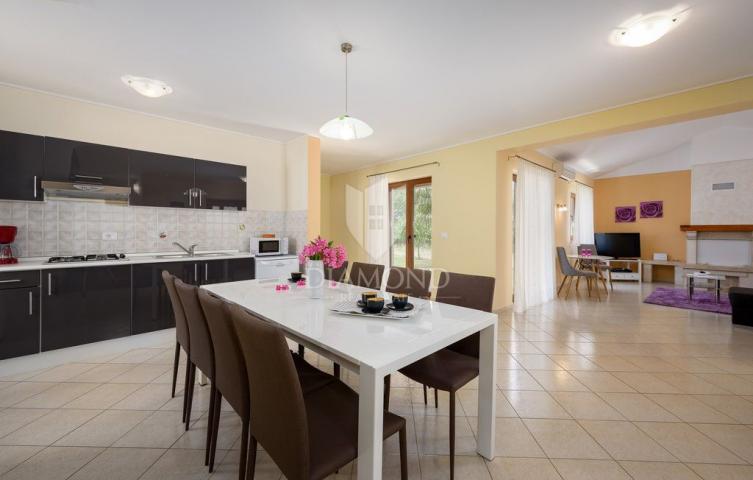 Poreč, okolica, villa s bazenom okružena zelenilom