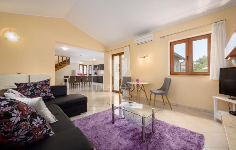 Poreč, okolica, villa s bazenom okružena zelenilom