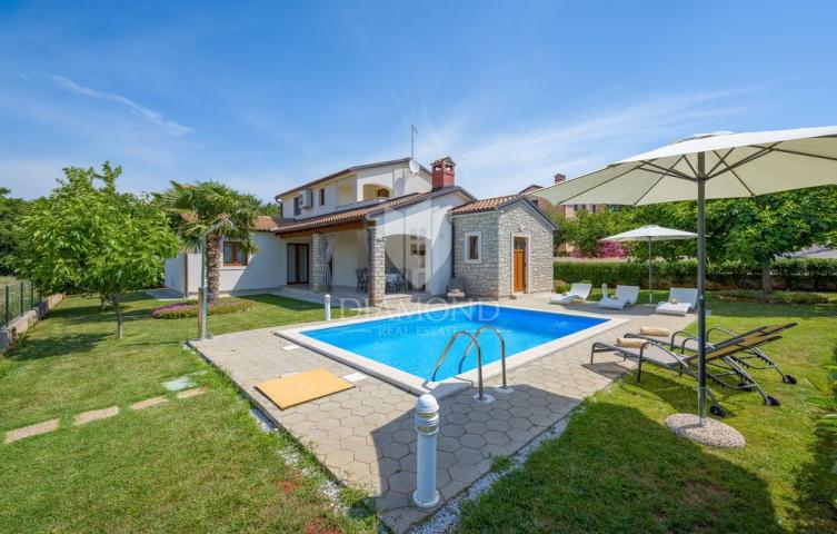 Poreč, okolica, villa s bazenom okružena zelenilom
