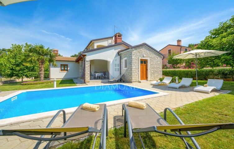 Poreč, okolica, villa s bazenom okružena zelenilom