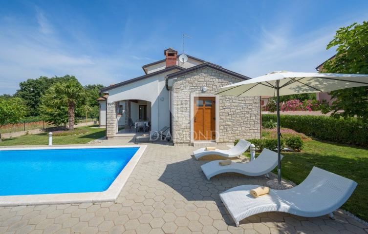 Poreč, okolica, villa s bazenom okružena zelenilom