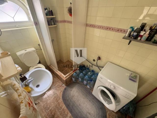 Topla 2, jednosoban stan površine 36m2+55m2 terasa sa pogledom na more. 