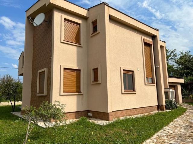 Maison moderne et spacieuse avec système domotique à Bar, Monténégro.