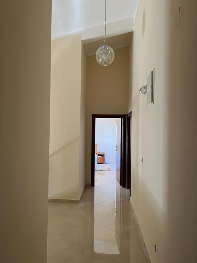 Maison moderne et spacieuse avec système domotique à Bar, Monténégro.