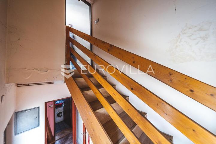 Zagreb, Rudeš, prostran dvoetažan stan 103 m² za adaptaciju