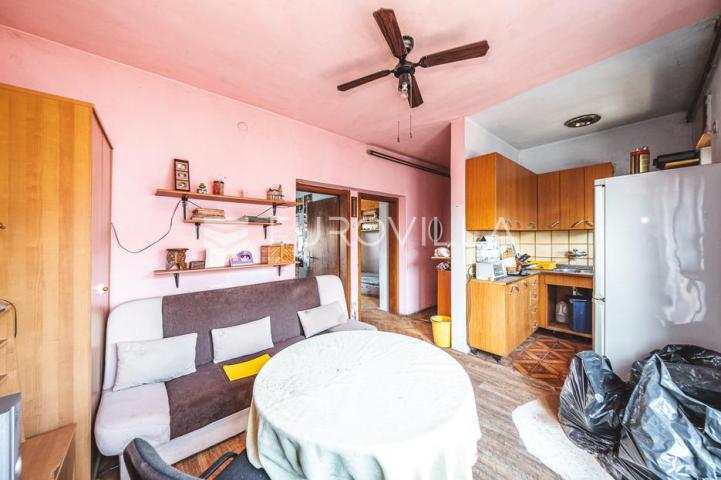 Zagreb, Rudeš, prostran dvoetažan stan 103 m² za adaptaciju