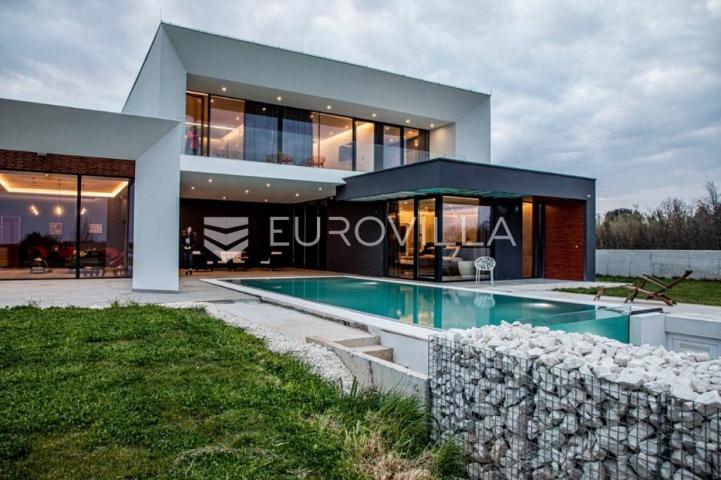 Istra, okolica Pule, novogradnja vrhunska Villa s bazenom 460 m do mora