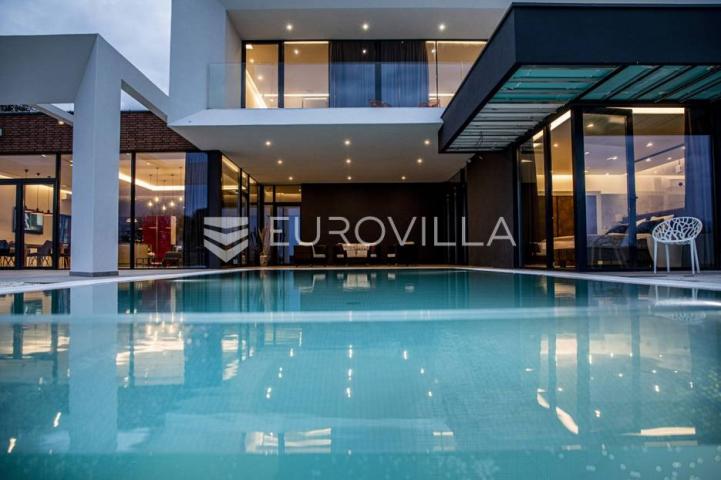 Istra, okolica Pule, novogradnja vrhunska Villa s bazenom 460 m do mora
