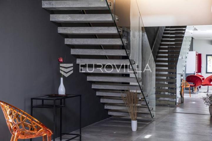 Istra, okolica Pule, novogradnja vrhunska Villa s bazenom 460 m do mora