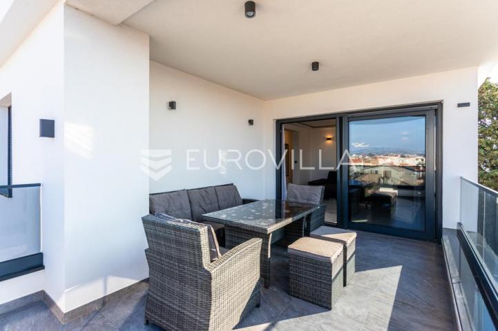 Vodice, Srima prekrasan penthouse, 50 metara od mora