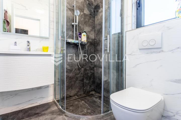 Vodice, Srima prekrasan penthouse, 50 metara od mora