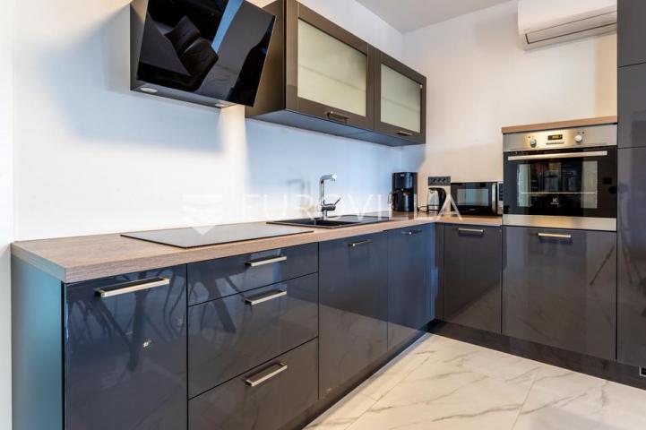 Vodice, Srima prekrasan penthouse, 50 metara od mora