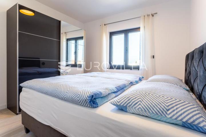 Vodice, Srima prekrasan penthouse, 50 metara od mora