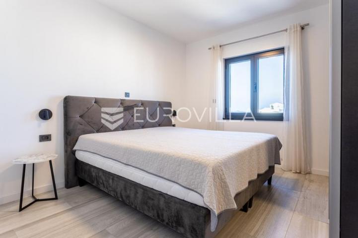 Vodice, Srima prekrasan penthouse, 50 metara od mora