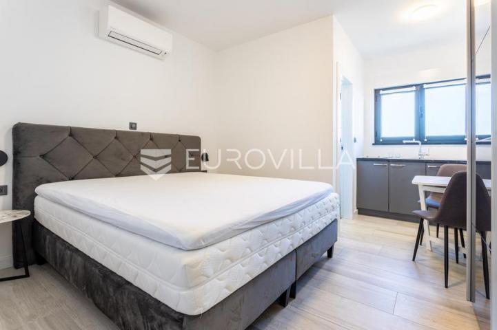 Vodice, Srima prekrasan penthouse, 50 metara od mora