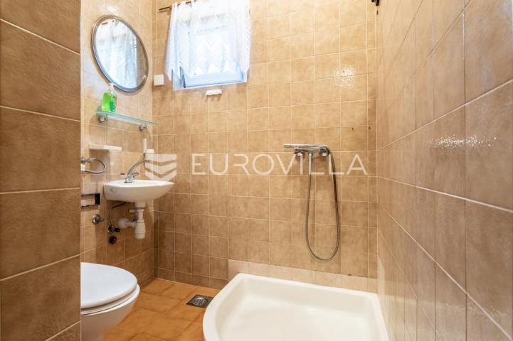 Omiš, Duće, prostrani dvosoban stan, 95,20 m²