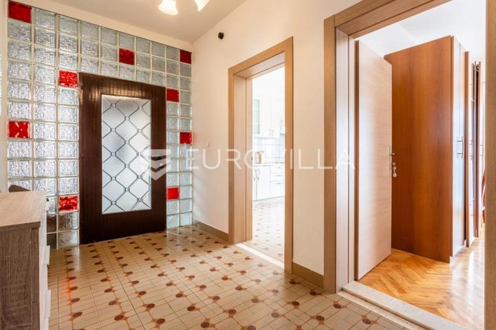 Omiš, Duće, prostrani dvosoban stan, 95,20 m²