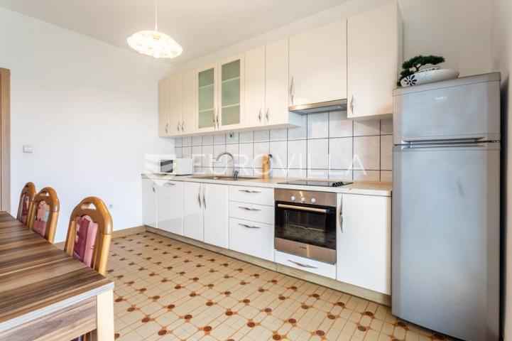 Omiš, Duće, prostrani dvosoban stan, 95,20 m²