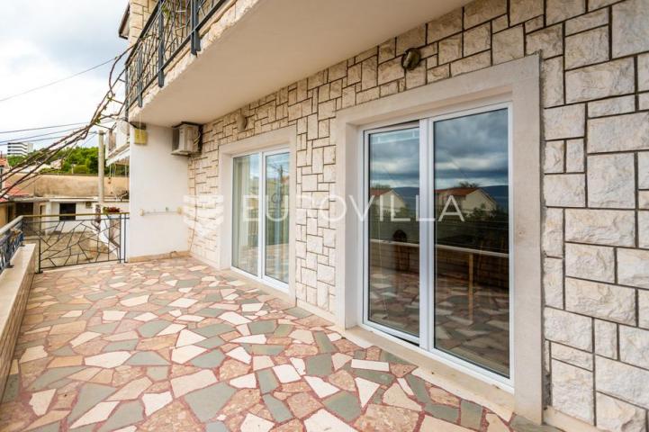 Omiš, Duće, prostrani dvosoban stan, 95,20 m²