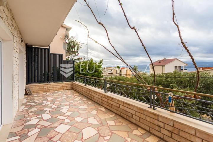 Omiš, Duće, prostrani dvosoban stan, 95,20 m²