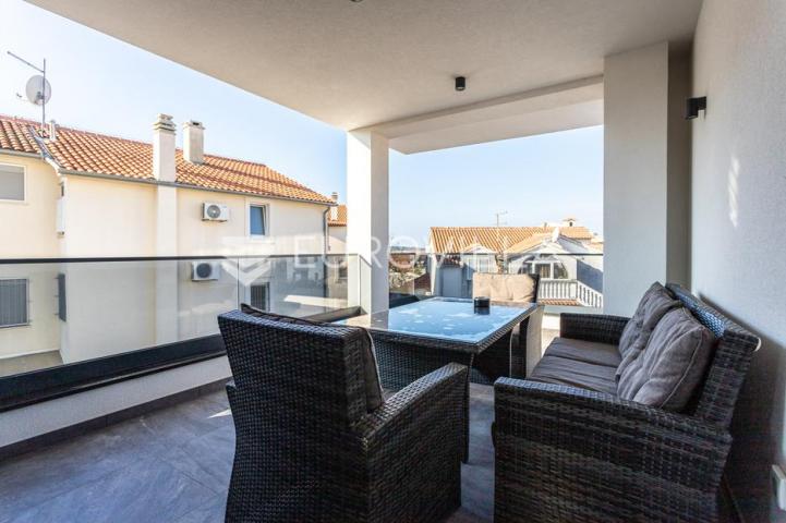Vodice, Srima, trosoban stan na prvom katu, 50 metara od mora