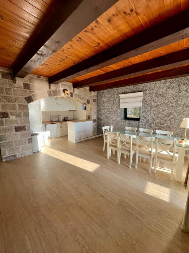 Vila sa 4 spavaće sobe, bazenom i roštiljem – Reževići (izdavanje na duzi period)
