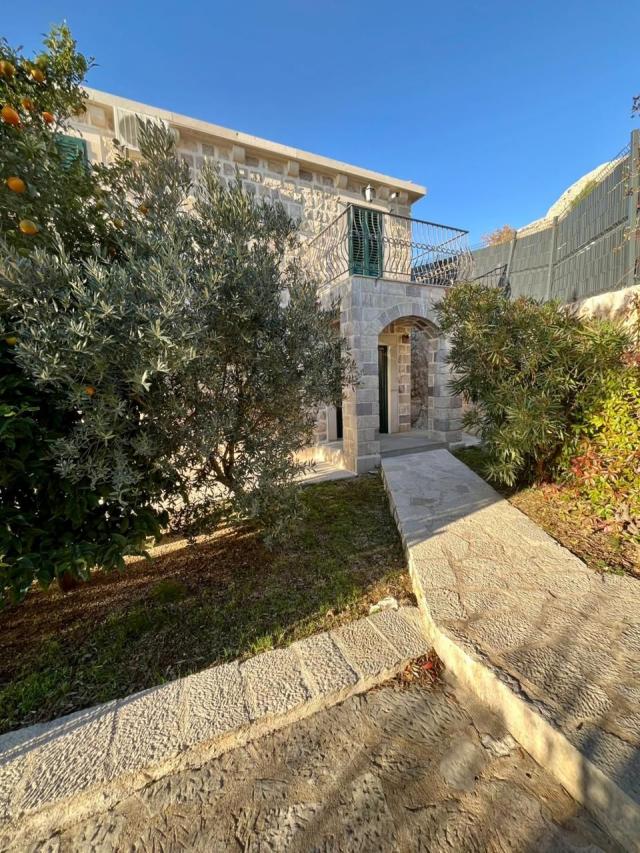 Vila sa 4 spavaće sobe, bazenom i roštiljem – Reževići (izdavanje na duzi period)