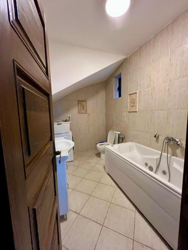 Vila sa 4 spavaće sobe, bazenom i roštiljem – Reževići (izdavanje na duzi period)