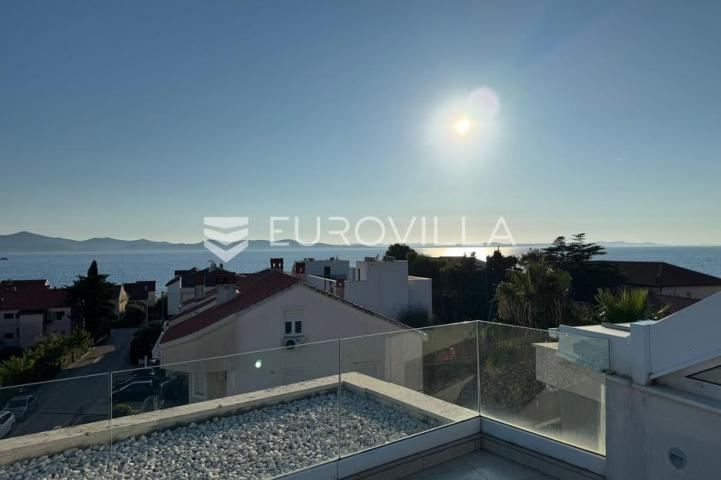 Zadar, Diklo, dvosoban stan s vrtom, jacuzzijem i krovnom terasom