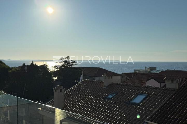 Zadar, Diklo, dvosoban stan s vrtom, jacuzzijem i krovnom terasom