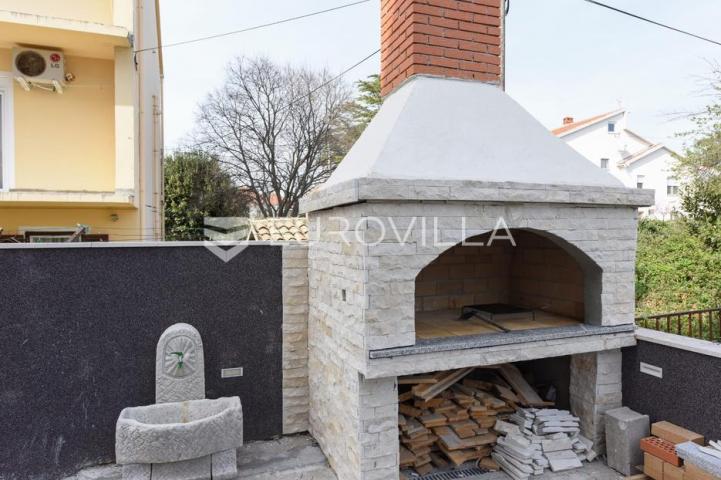 Zadar, Diklo, dvosoban stan s vrtom, jacuzzijem i krovnom terasom