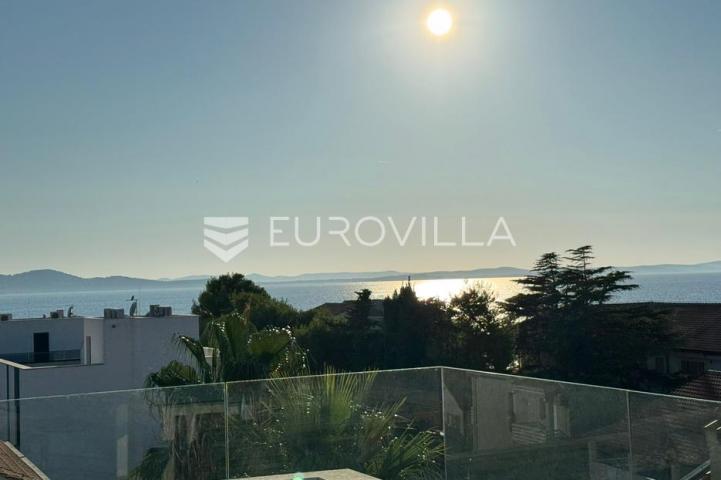 Zadar, Diklo, dvosoban stan s vrtom, jacuzzijem i krovnom terasom