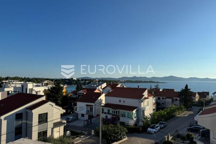 Zadar, Diklo, dvosoban stan s vrtom, jacuzzijem i krovnom terasom