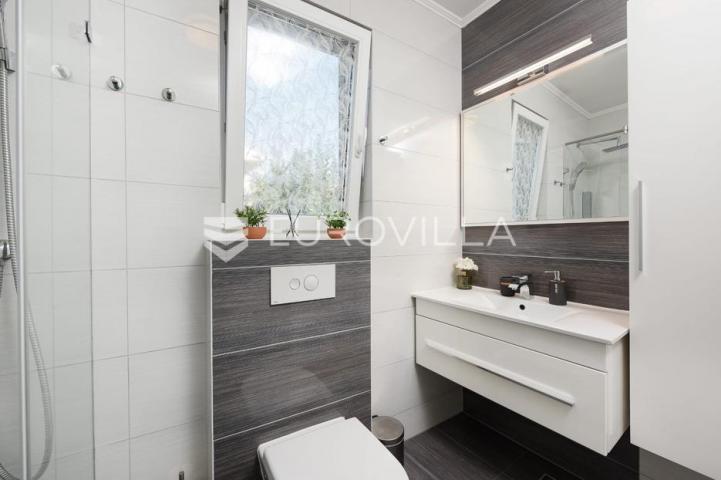 Zadar, Diklo, dvosoban stan s vrtom, jacuzzijem i krovnom terasom