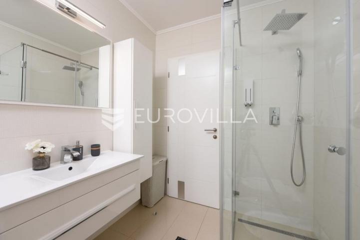 Zadar, Diklo, dvosoban stan s vrtom, jacuzzijem i krovnom terasom
