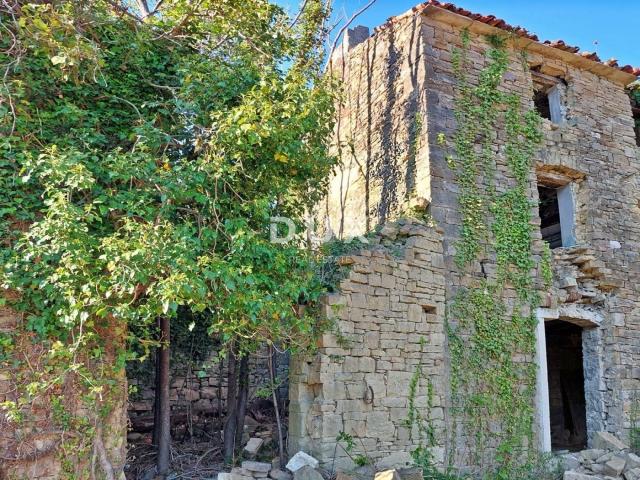 ISTRA, GROŽNJAN - Građevinsko zemljište na osami s panoramskim pogledom