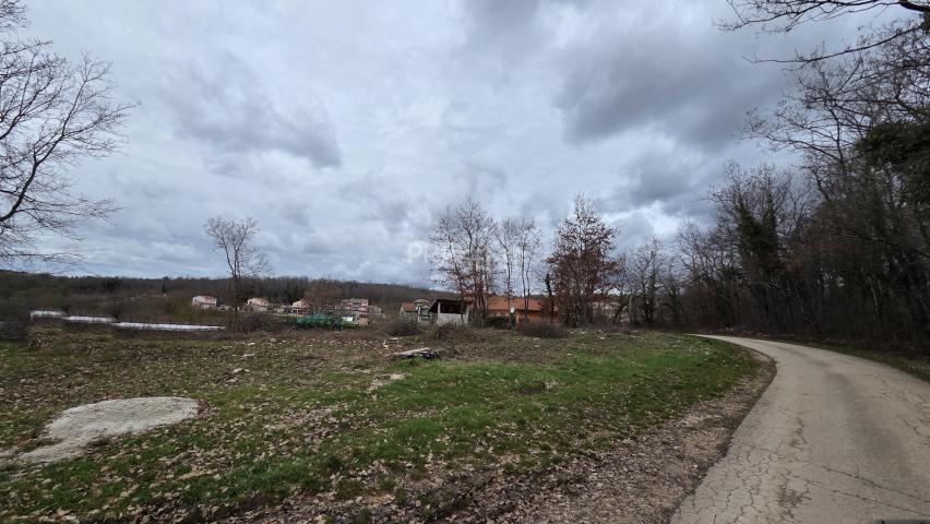 ISTRA, KAROJBA, GRAĐEVINSKO ZEMLJIŠTE S DOZVOLOM, PRODAJE SE