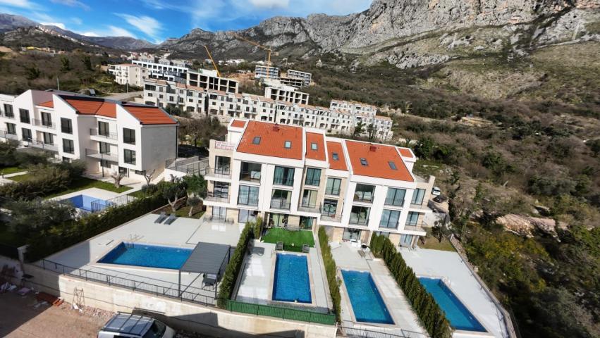Luksuzna townhouse vila 176 m² sa privatnim bazenom i pogledom na more-Reževići, Budva