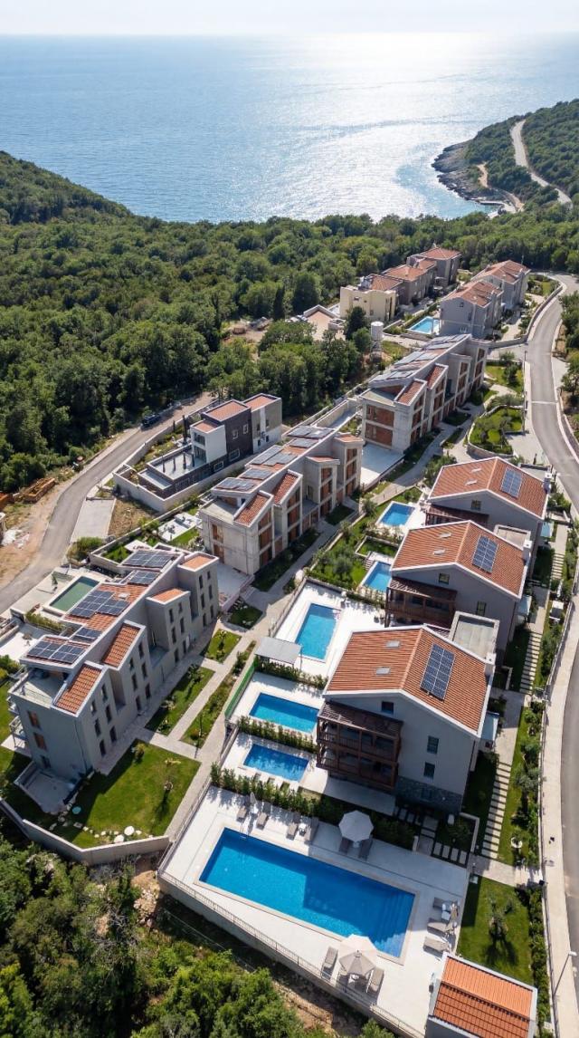 Luksuzna townhouse vila 176 m² sa privatnim bazenom i pogledom na more-Reževići, Budva
