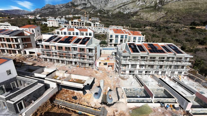 Luksuzna townhouse vila 176 m² sa privatnim bazenom i pogledom na more-Reževići, Budva