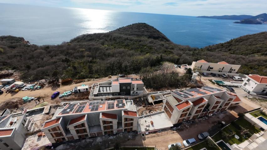 Luksuzna townhouse vila 176 m² sa privatnim bazenom i pogledom na more-Reževići, Budva