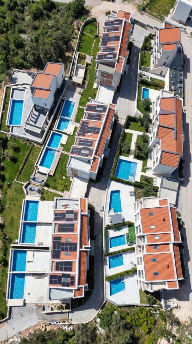 Luksuzna townhouse vila 176 m² sa privatnim bazenom i pogledom na more-Reževići, Budva
