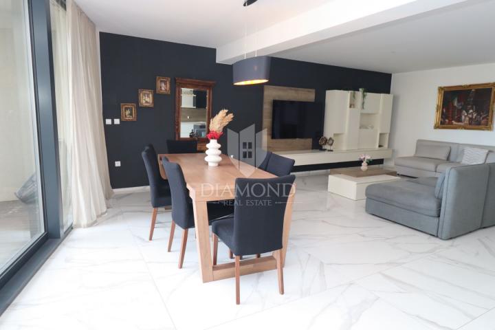 Dvoetažni apartman prvi red do mora nadomak Pule!