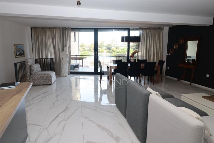 Dvoetažni apartman prvi red do mora nadomak Pule!
