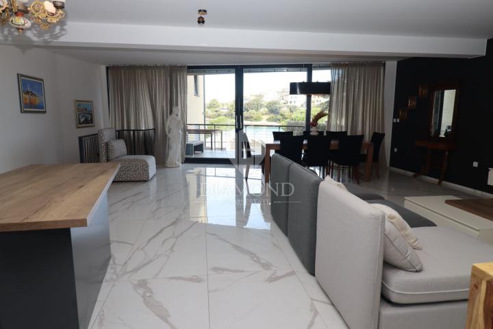 Dvoetažni apartman prvi red do mora nadomak Pule!