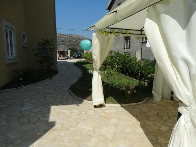 House with business premises in the Zaljevo settlement