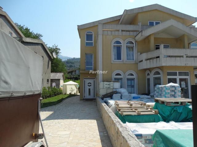 House with business premises in the Zaljevo settlement