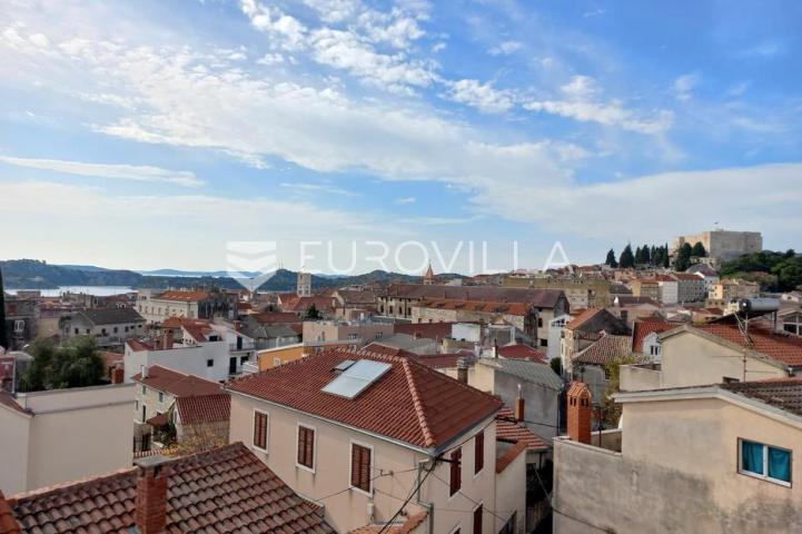 Šibenik, Varoš, dvosoban stan s prostranom krovnom terasom