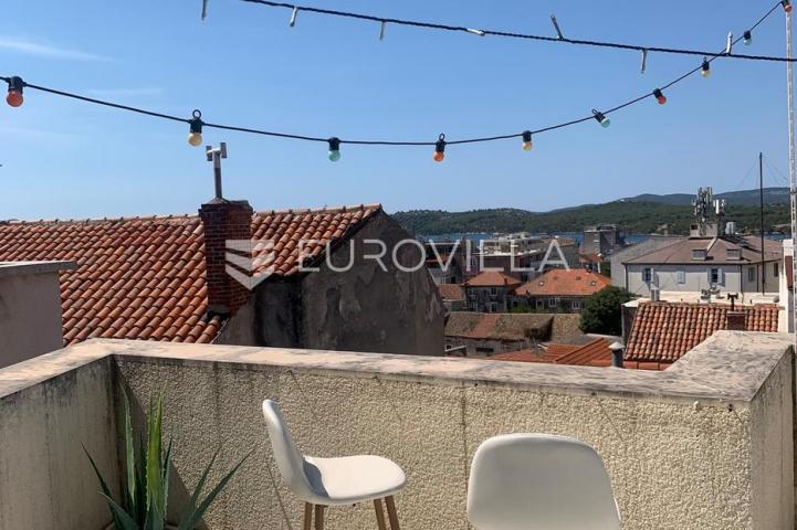 Šibenik, Varoš, dvosoban stan s prostranom krovnom terasom