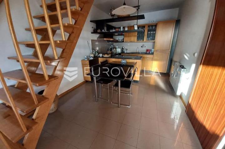 Šibenik, Varoš, dvosoban stan s prostranom krovnom terasom